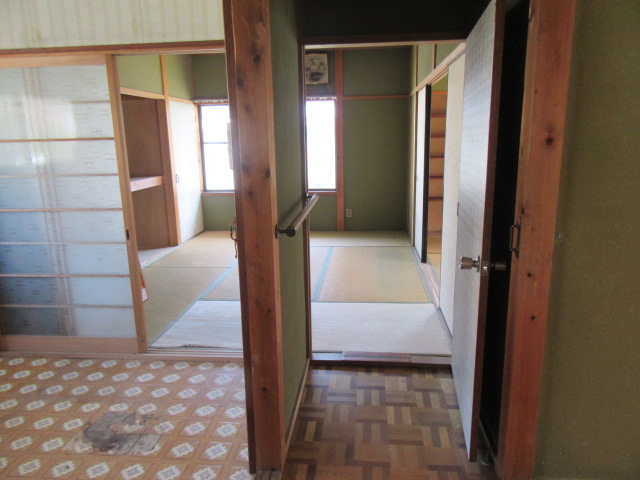 和室の続き間：開放感のある伝統的な間取りの室内