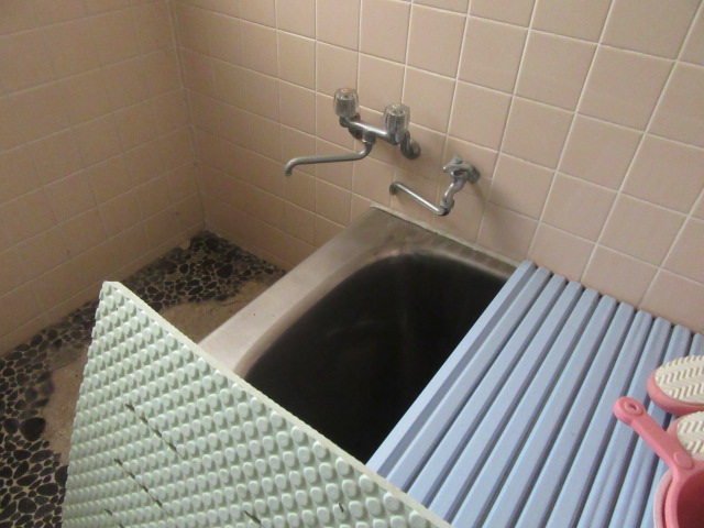 浴室：清潔感のあるステンレス浴槽とタイル張りのバスルーム