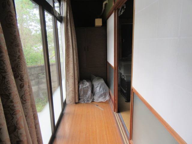 縁側：庭の緑を眺めながらゆったり過ごせる開放的な広縁