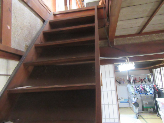 室内階段：2階へと続くしっかりとした造りの木製階段