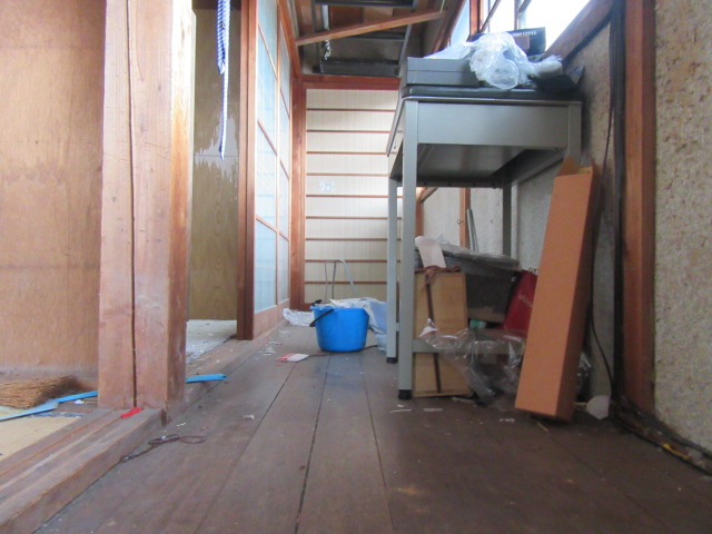 2階廊下：日当たりが良く、収納スペースも備えた廊下