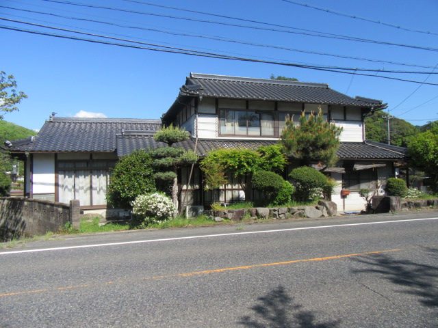 外観（別角度）：建物の奥行きと周囲の穏やかな環境