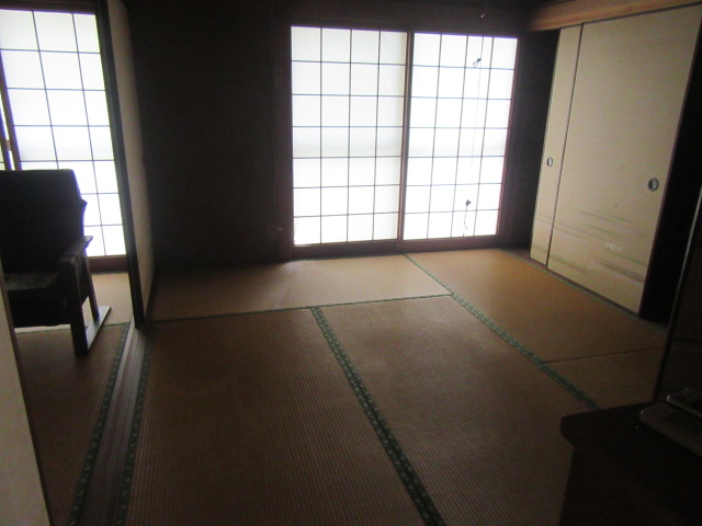 居室：障子から柔らかな光が差し込む落ち着いたお部屋