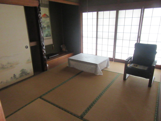 和室：日差しがたっぷり入る明るく清潔な続き間