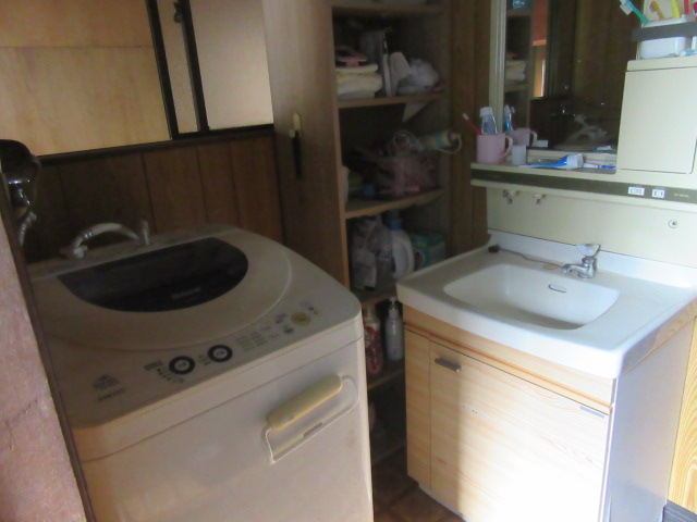 サニタリー：洗面台と洗濯機置き場が揃った脱衣室