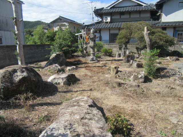 日本庭園：灯篭が配置された風情ある広々としたお庭
