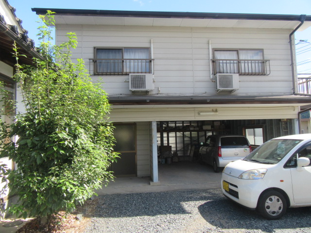 車庫・離れ：広大な駐車スペースと多目的に使える2階建ての離れ