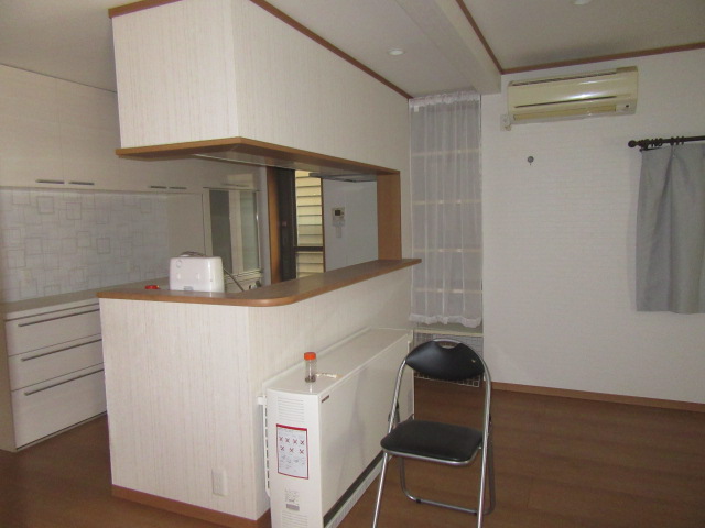 システムキッチン：リフォーム済みの現代的な対面式システムキッチン