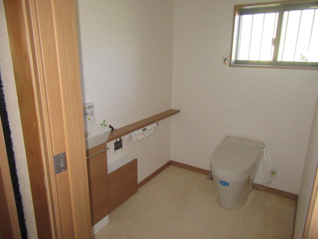 トイレ：温水洗浄便座を完備したゆとりあるサニタリースペース