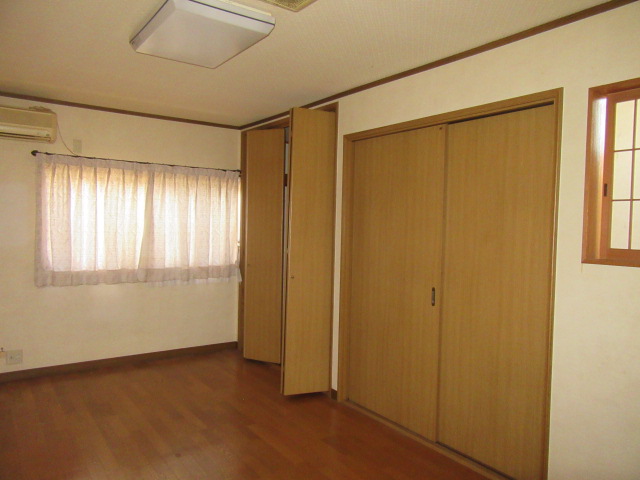 洋室：陽当たりが良く、様々な用途に使える明るいフローリングのお部屋